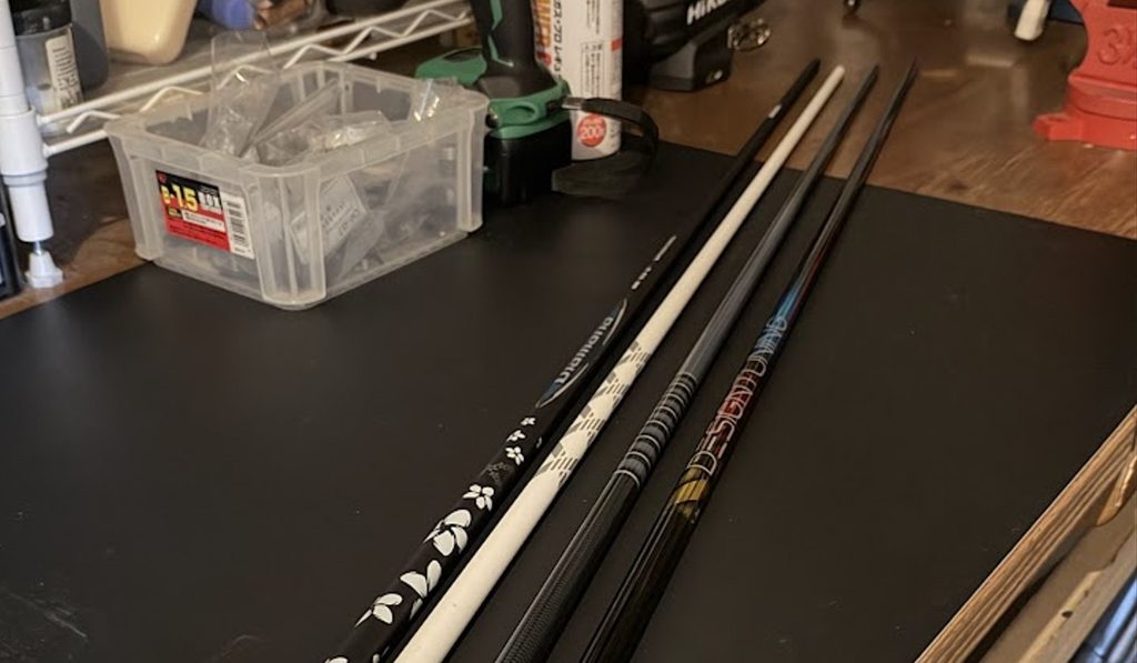 作業台に並べたカーボンシャフト