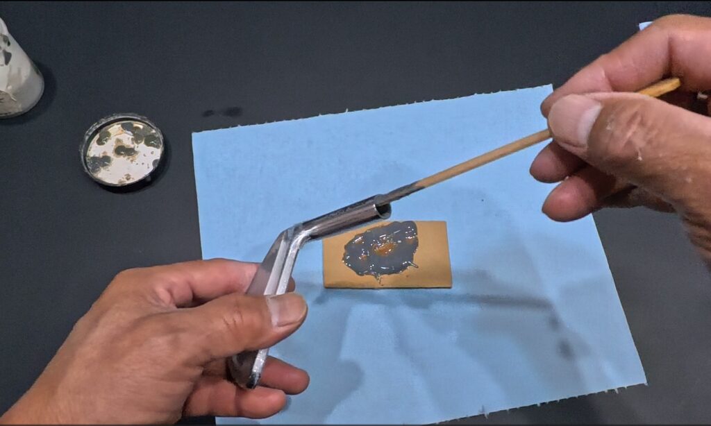ヘッドにシャフトを装着する組み立て作業