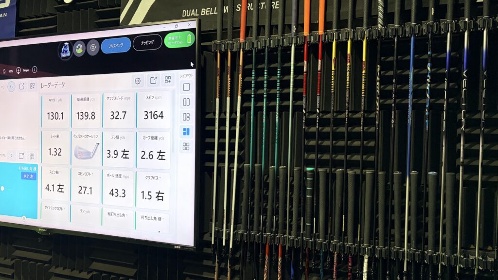 弾道計測の数値と試打用シャフトが並ぶGOLFWORKSのフィッティングスペース