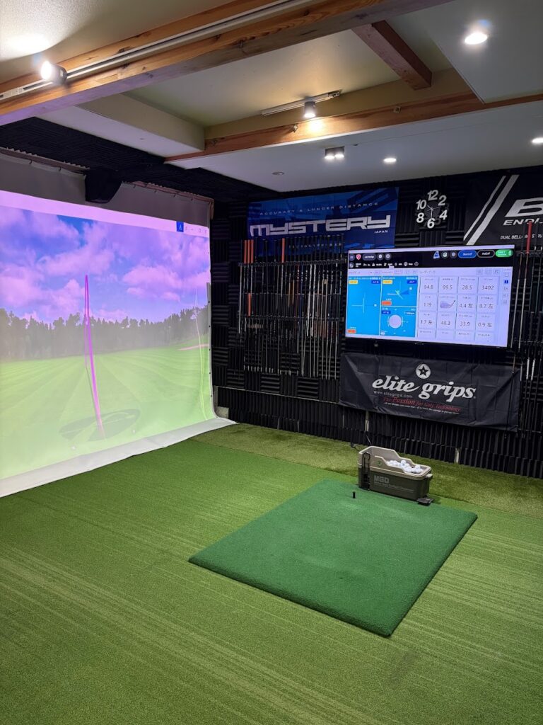 GOLFWORKSの室内打席。弾道データを確認しながらクラブを合わせる