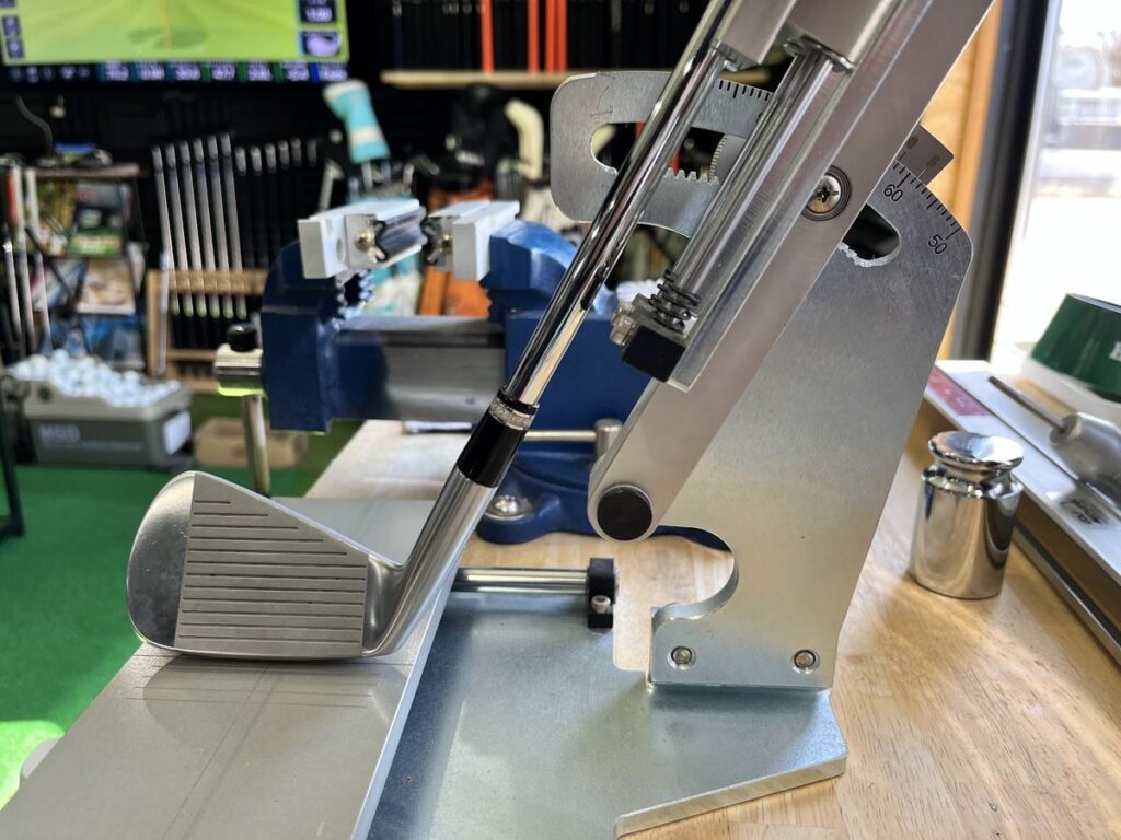GOLFWORKSの工房でロフト・ライ角測定器にセットしたアイアン