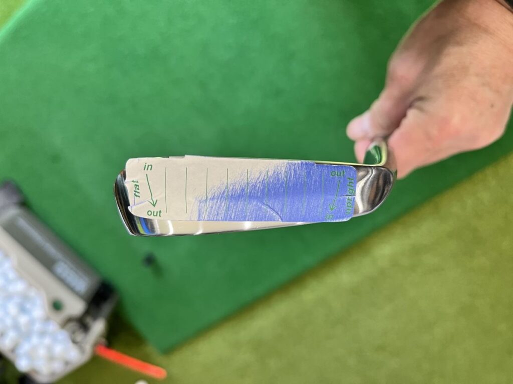 インパクト時のライ角を確認するアイアンソールのテープの打痕