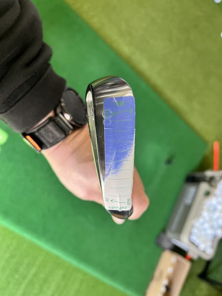 ソールに貼ったライ角チェック用テープの擦れ跡